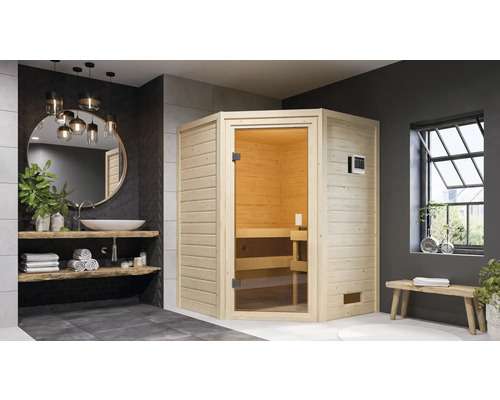 Badkamer met houten sauna, wastafel op houten plank onder een ronde spiegel en een bank bij een raam