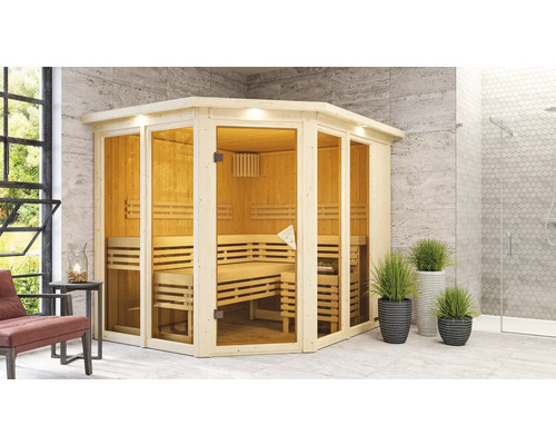 Lichte houten sauna met glazen elementen en houten banken in een moderne badkamer