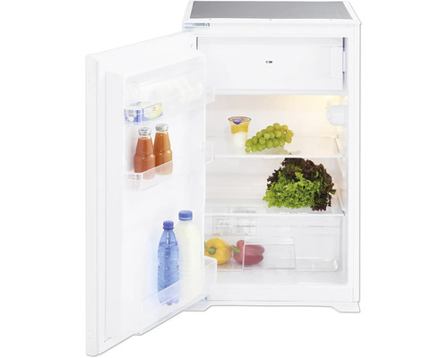 Open, witte koelkast gevuld met levensmiddelen