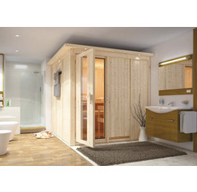Badkamer met houten sauna, douche, wastafel en spiegel