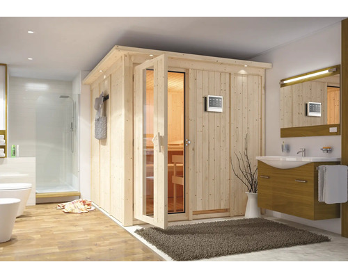 Lichte badkamerscène met houten sauna en wastafel
