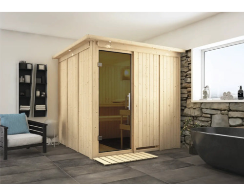 Houten binnensauna met glazen deur in een badkamer