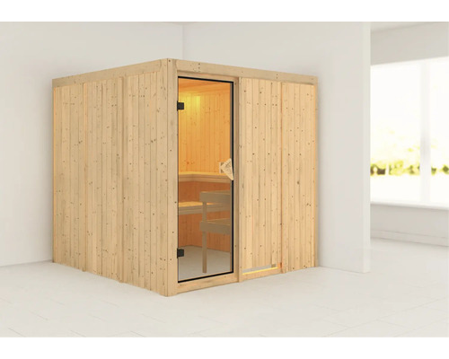 Houten sauna met glazen deur in een lichte ruimte.