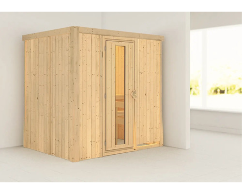 Houten sauna met glazen deur in een lichte ruimte.