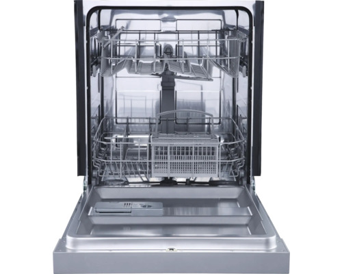 Geopende vaatwasser met afwasmanden