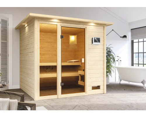 Houten sauna met glazen deur en bedieningselement in de badkamer.