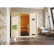 Houten sauna met glazen deur en bedieningselement binnenin.
