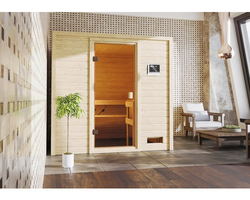 Houten sauna met glazen deur en bedieningselement binnenin.