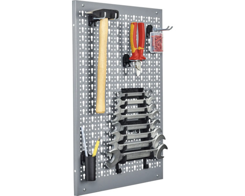 Gereedschapswand met hamer, tang, moersleutels en ander gereedschap