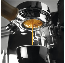 Espressomachine die koffie zet