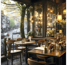 Interieur van een café met tafels, stoelen en decoraties.