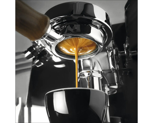 Espresso stroomt in een kopje uit een espressomachine.