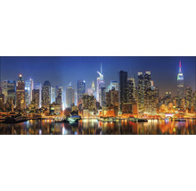 Skyline van New York bij nacht met talrijke wolkenkrabbers en heldere verlichting