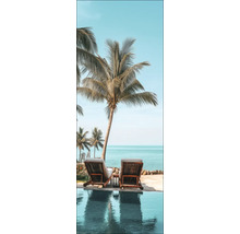 Scene met palmbomen, twee ligstoelen en uitzicht op zee