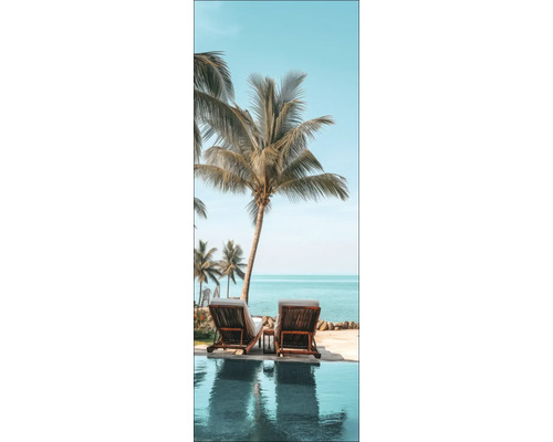 Scene met palmbomen, twee ligstoelen en uitzicht op zee