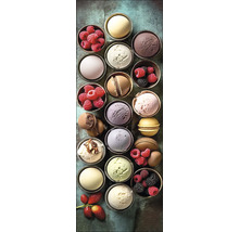 Assortiment ijs in schalen, aangevuld met verse bessen en macarons