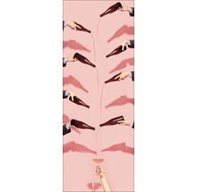 Meerdere handen in pak gieten vloeistof uit flessen in een glas