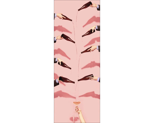 Meerdere handen in pak gieten vloeistof uit flessen in een glas