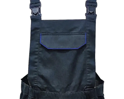 Uitsnede van een werkbroek met bretels en een borstzak