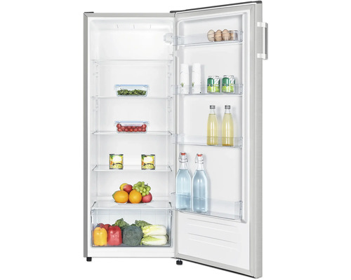 Geopende koelkast met levensmiddelen op de planken