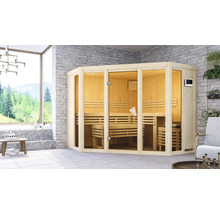 Ruime sauna met houten banken en glazen elementen in een modern ontworpen badkamer.