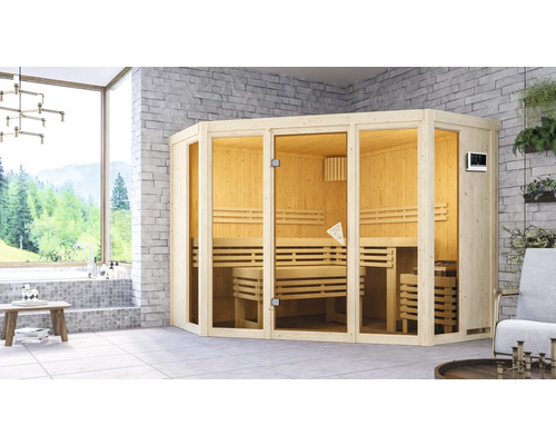 Ruime sauna met houten banken en glazen elementen in een modern ontworpen badkamer.