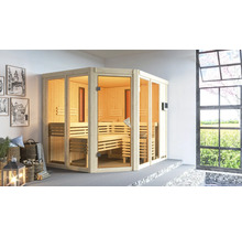 Moderne sauna met houten banken en glazen voorkant in een lichte ruimte