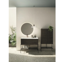 Badkamer met wastafelonderkast, spiegel, hangkast en plafondlamp