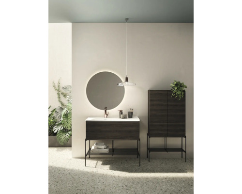 Badkamer met wastafelonderkast, spiegel, hangkast en plafondlamp