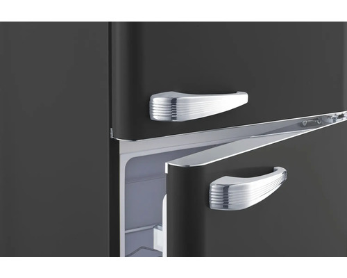 Detail van een koelkast met open deur