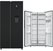 Zwarte side-by-side koelkast met waterdispenser en geopende deuren