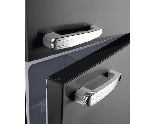 Detailopname van de handgrepen van een koelkast