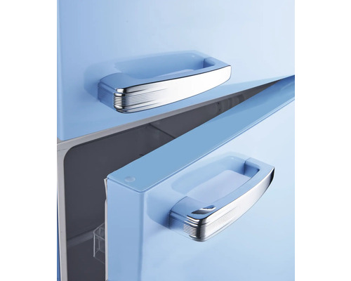 Detailopname van een koelkast met handgrepen