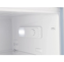 Interieur van een koelkast met temperatuurregelaar