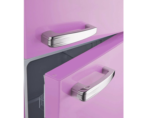 Gedetailleerde opname van een retro koelkast met twee deuren en handgrepen