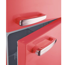 Detailaanzicht van een koelkast met twee deuren en handgrepen