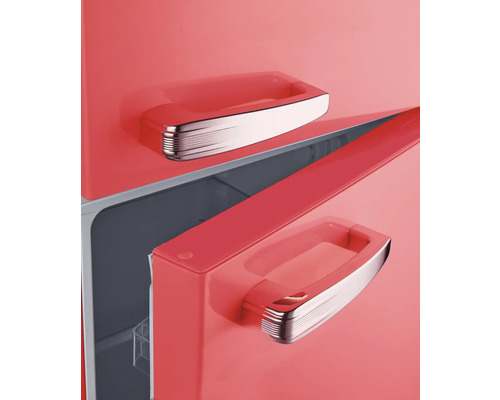 Detailaanzicht van een koelkast met twee deuren en handgrepen