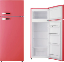 Retro koel-vriescombinatie met open deur