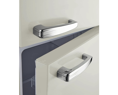 Detailopname van een koelkast met verchroomde handgrepen