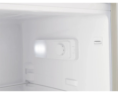 Binnenkant van een koelkast met temperatuurregelaar.