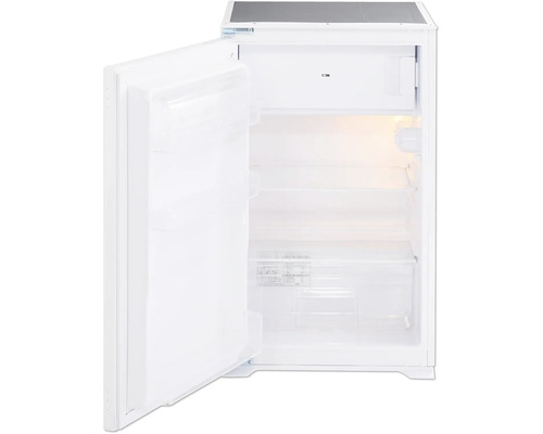 Geopende koelkast met planken