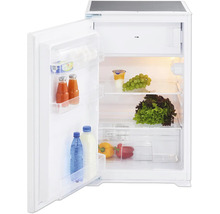 Geopende koelkast met levensmiddelen