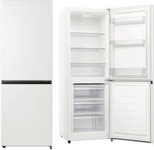 Witte koel-vriescombinatie met open deuren, interieur met planken en laden