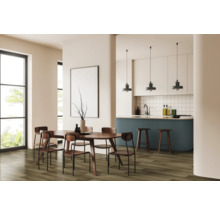 Lichte eetkamer met houten tafel, stoelen en aangrenzende keuken in een moderne woonkamer.