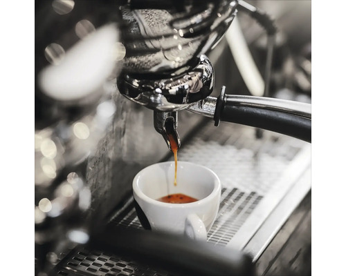 Espressomachine die koffie zet in een kopje