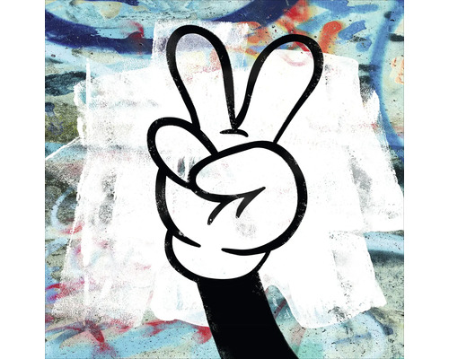 Decoratieve afbeelding van een hand die het vredesteken maakt tegen een achtergrond van graffiti.