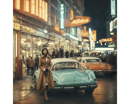 Een vrouw met een hoofdtelefoon die op een drukke straat naast een lichtblauwe oldtimer staat.