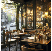 Restaurantterras met tafels, stoelen en uitzicht op de straat