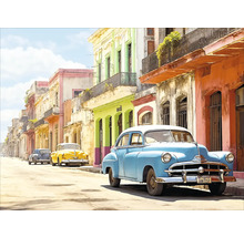 Scène met oldtimers voor kleurrijke gebouwen