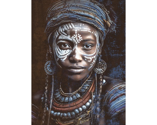 Portret van een vrouw met hoofddeksel, gezichtsbeschildering en sieraden